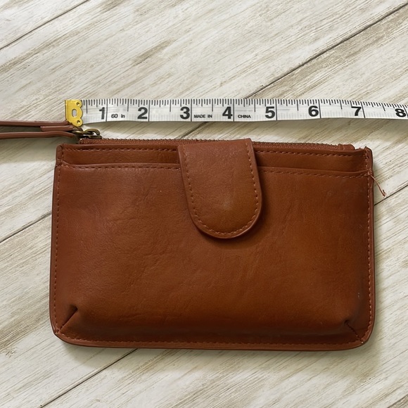 Universal Threads wristlet wallet, front pocket, card slots inside - Picture 4 of 5